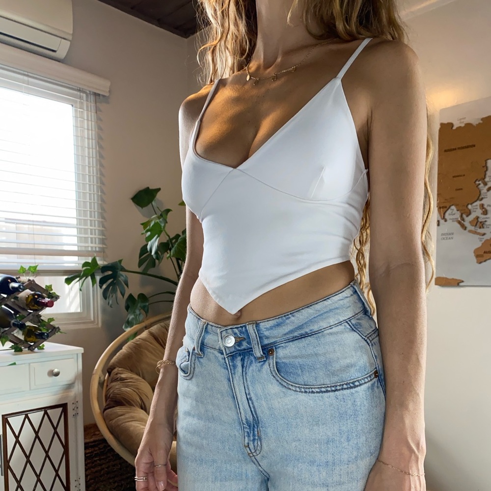 Fitted v neck White Handkerchief Crop Tank Top